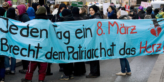 Teilnehmerinnen einer Demonstration linker Frauengruppen zum Weltfrauentag in Berlin mit einem Transparent gegen das Patrichat