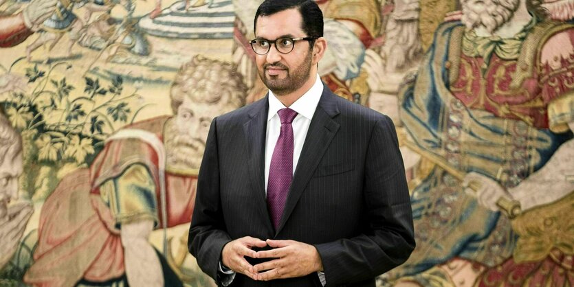 Sultan Ahmed al-Dschaber hält die Hände zu einer Raute