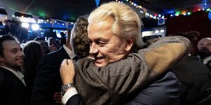 Gerd Wilders wird von einem Mann umarmt