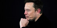 Elon Musk stützt sein Kinn auf die Hand