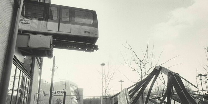 Das Bild zeigt die M-Bahn nach einem Unfall