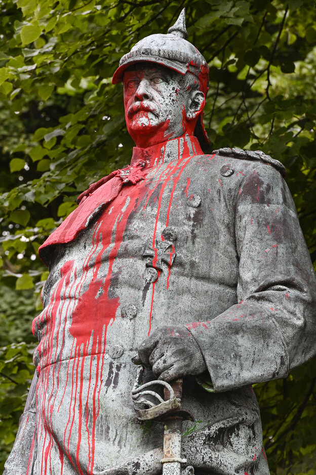 Ein Bismarck-Denkmal mit roter Farbe beschmiert