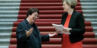 Das Bild zeigt die Präsidentinnen des Rechnungshofs und des Abgeordnetenhauses, Karin klingen und Cornelia Seibeld.