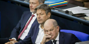 Christian Lindner, Robert Habeck und Olaf Scholz blicken ernst drein