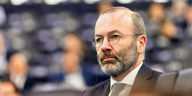 Manfred Weber mit Ohrstöpsel im EU-Parlament