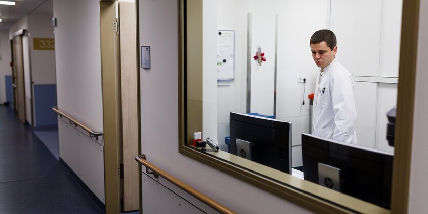 Ein junger Arzt steht in einem Dienstzimmer des Krankenhauses Holzminden.