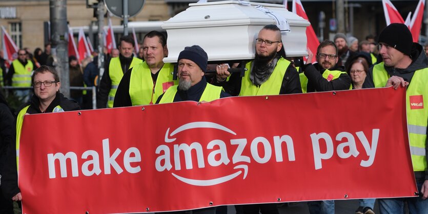 Demonstrant*innen, die gegen Amazon auf die Straße gehen