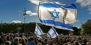 Auf einer Solidarärtskundgebung mit ca. 20.000 Menschen in Berlin werden israelische Fahnen geschwengt.