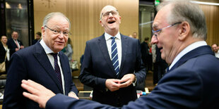 Stephan weil (SPD, l-r), Dietmar Woidke (SPD) und Reiner Haseloff (CDU) unterhalten sich vor Beginn der 1038. Plenarsitzung vom Deutschen Bundesrat