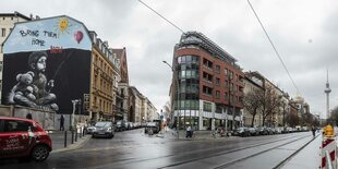 auf der linken Seite ist die Hauswand mit dem Bild von Bendzi zu sehen, rechts der Berliner Fernsehturm