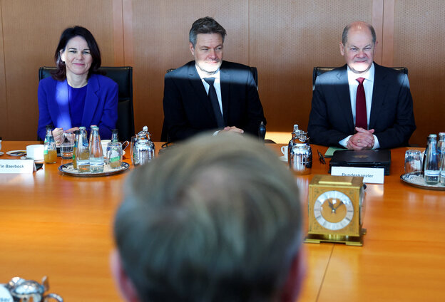 Die grünen Mi­nis­te­r:in­nen Baerbock und Habeck sitzen neben SPD-Kanzler Scholz am Kabinettstisch