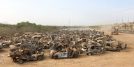 Ein Feld mit schrottreifen, verbrannten Autos