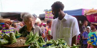 Ein Mann und eine Frau stehen an einem Marktstand