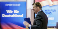 Maximilian Krah (AfD), Spitzenkandidat der AfD für die Europawahl 2024, geht zum Rednerpult.