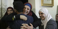 Frau umarmt palästinensichen Mann.