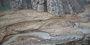 Blick auf einen Stauseegrund mit einem schmalen Wasserrinnsal