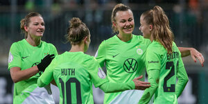 Vier in Giftgrün gewandete Fußballerinnen des VfL Wolfsburg freuen sich über das Tor zum 2:0 gegen Werder Bremen