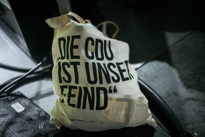 Tasche mit der Aufschrift "die CDU ist unser Feind"