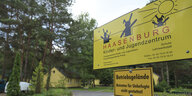 Eingang zur Haasenburg: Schild mit Namenaufschrift