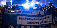 Aktivisten demonstrieren Anfang September 2022 mit einem Banner "Kriegsprofiteure angreifen! Fluchtursachen bekämpfen heißt Rheinmetall bekämpfen" vor dem Firmengelände vom Rüstungsunternehmen Krauss-Maffei Wegmann. Das antimilitaristische Bündnis "Rheinmetall Entwaffnen" hatte zu einem Aktionstag aufgerufen.