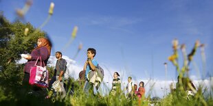 Eine Wiese in Freilassing, über die Flüchtlinge laufen.