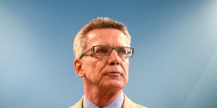 Thomas de Maizière guckt in die Luft