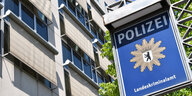 «Polizei - Landeskriminalamt» steht auf dem Schild vor dem Gebäude des Landeskriminalamtes.