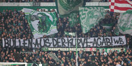 Fans von Werder Bremen zeigen ein Transparent: Bullen raus aus der Kurve