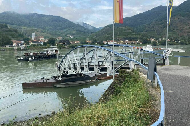 Eine Fähre bewegt sich auf die Anlegebrücke zu