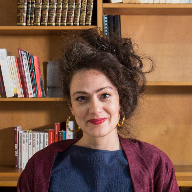 Sarah El Bubeisi vor einer Bücherwand