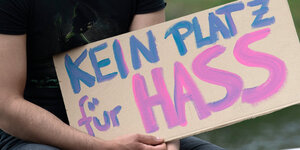 Ein Demonstrant hält ein Plakat, auf dem steht: "Kein Platz für Hass".