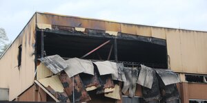Ein ausgebranntes Dach der Turnhalle, in die Flüchtlinge einziehen sollten