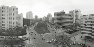 Aufnahme einer Straßenkreuzung von oben mit vielen Hochhäusern