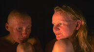 Nahaufnahme von zwei nackten Frauen in der Sauna