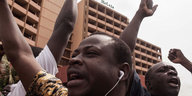 Demonstranten vor einem Hotel in der Hauptstadt von Burkina Faso.