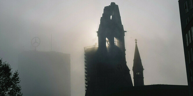 Die Ruine der Berliner Gedächtniskirche im Dunst