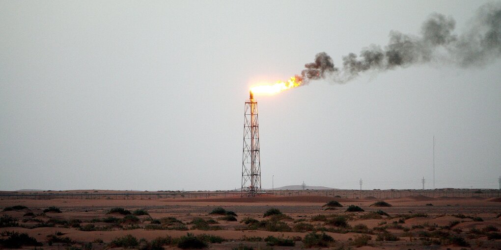 Eine Hochfackel auf einem Saudischen Ölfeld