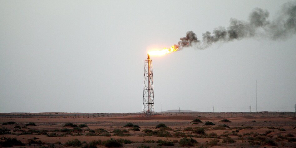 Eine Hochfackel auf einem Saudischen Ölfeld