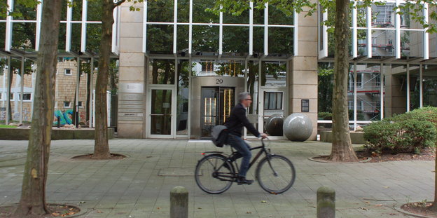 Ein Radfahrer fährt an der Filiale der Bundesbank in Bremen vorbei