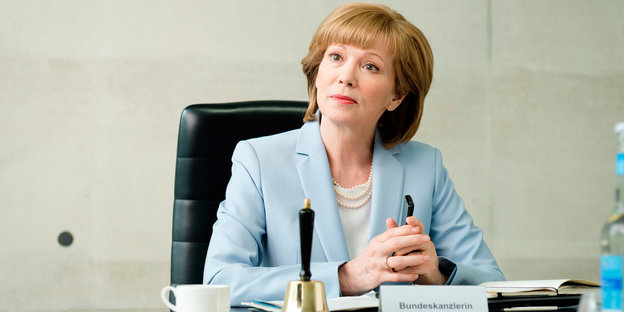 Iris Berben spielt Angela Merkel.