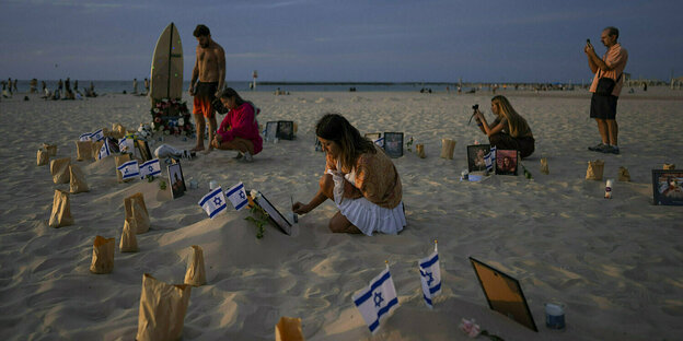 Isrealische Fähnchen und Kerzen am Strand von Tel Aviv