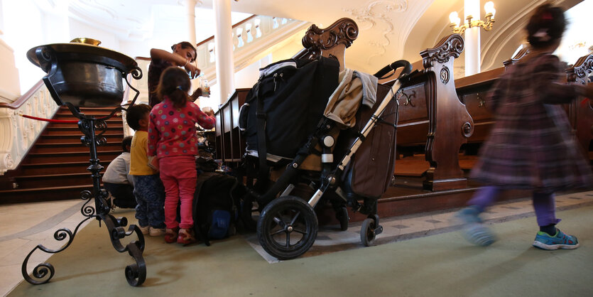 Roma mit Kinderwagen im Michel