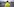Ein streikender trägt eine Jacke in Neongrün und steht vor einem WErkstor der Firma Tesla