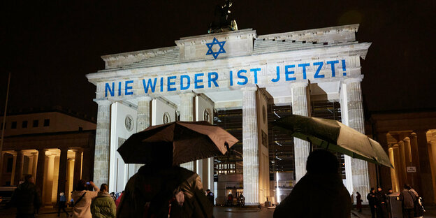 Der Schriftzug «Nie wieder ist jetzt» wird zum 85. Jahrestag der Pogromnacht an das Brandenburger Tor projiziert.