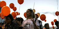 Menschen demonstrieren mit Luftballons
