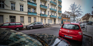 Autos parken in der Neuköllner Richardstraße