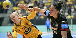 Zwei Handballerinnen im Kampf um den Ball