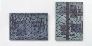 zwei Bilder der Künstlerin Chabashvili, sie erinnern an Tarnnetze und sind in einem Blauton gehalten