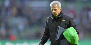 Mönchengladbachs Trainer Lucien Favre verlässt das Stadion.