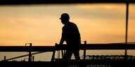 Silhouette eines Bauarbeiters auf einer Baustelle